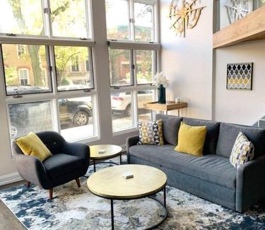 Sheffield Neighbors Apartment | Lincoln Park Light-Filled Loft