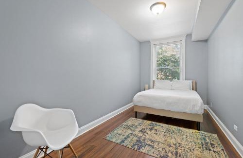 Sheffield and DePaul Apartment | Lincoln Park Mega Space 1 Parking Space Sleeps 18 condo