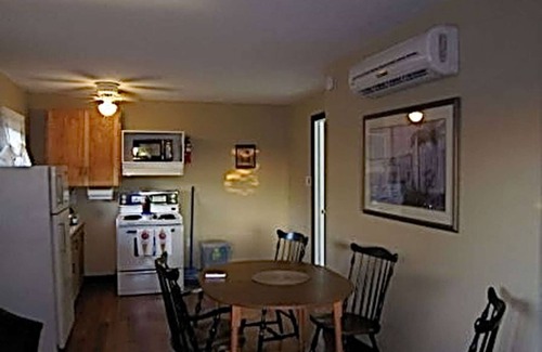 New London House | Linden Homestead: 2 Bedroom cottage on Century Farm property