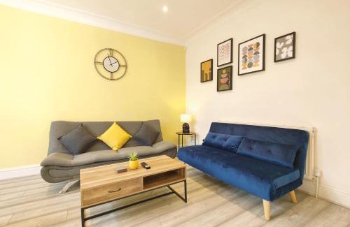 Levenshulme House | Lindsay House - South Manchester Stylish Townhouse With Free Parking