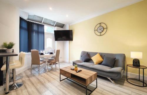 Levenshulme House | Lindsay House - South Manchester Stylish Townhouse With Free Parking