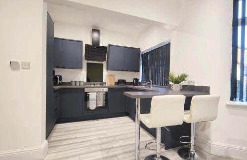 Levenshulme House | Lindsay House - South Manchester Stylish Townhouse With Free Parking