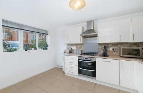 Maidenhead House | Lindsey Serviced 4 Bedroom 2 Bath house with Parking Maidenhead