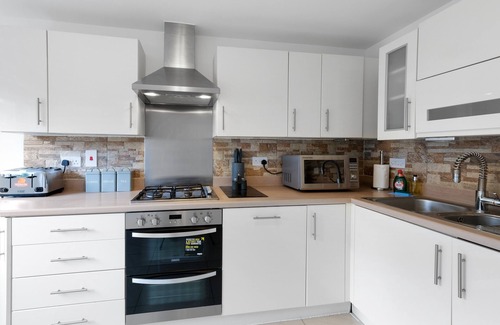 Maidenhead House | Lindsey Serviced 4 Bedroom 2 Bath house with Parking Maidenhead