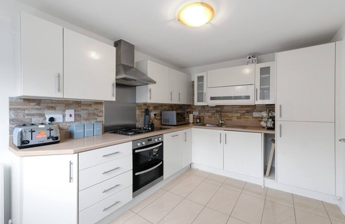 Maidenhead House | Lindsey Serviced 4 Bedroom 2 Bath house with Parking Maidenhead