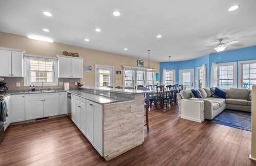 McCutcheon Field House | Linens Included/Beachfront/Pool/Private hot tub/Elevator