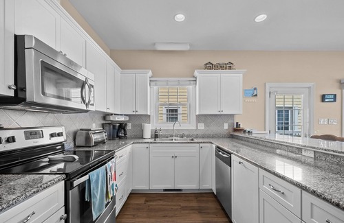 McCutcheon Field House | Linens Included/Beachfront/Pool/Private hot tub/Elevator