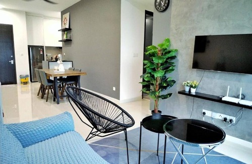 Maluri Apartment | Link bridge to the mall & MRT ! Family-sized condo with game room & swmming pool