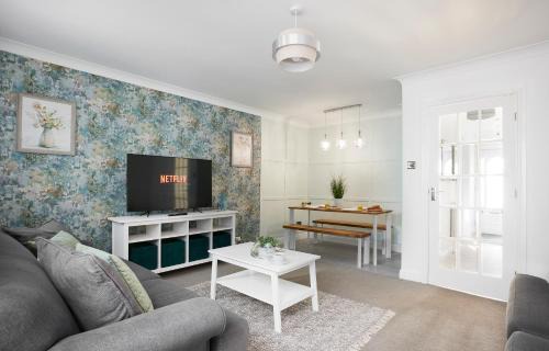 Ainley Top House | Links to M62 - 3 bedroom property