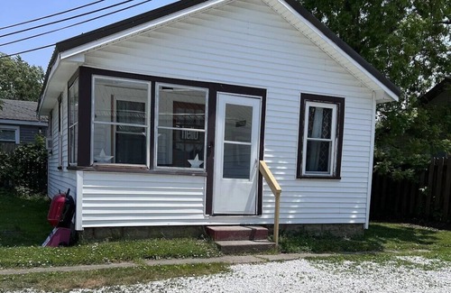 Geneva-on-the-Lake House | Linny's GOTL Cottages "Lazy Days" Charming 2-bedroom bungalow with AC, GOTL.