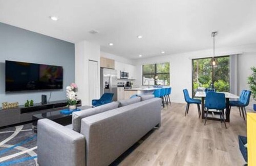 Survey Creek House | Lion's Den: Luxurious 2/2.5 Resort Townhouse