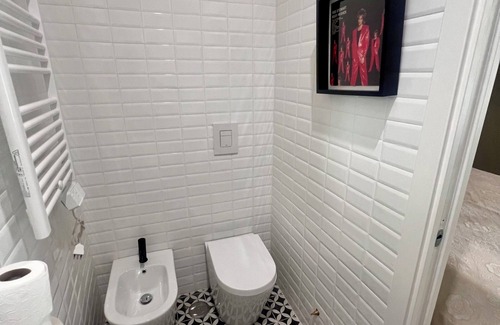 Santa Lucia Apartment | Lion Suite a Chic 1-bedroom apartment with WiFi, AC in enchanting Napoli.