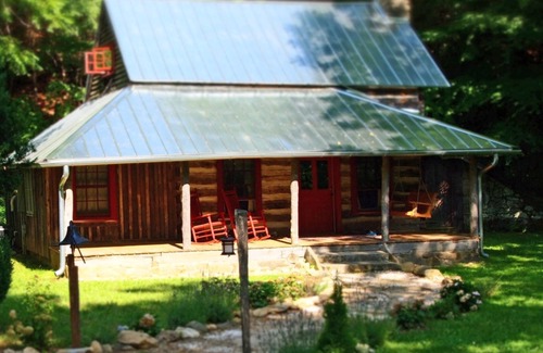 Fairview Cabin | Lissie Wright’s Cabin, Est 1895. Scenic Creek, 7.5 Acres, 15 min to Downtwn AVL