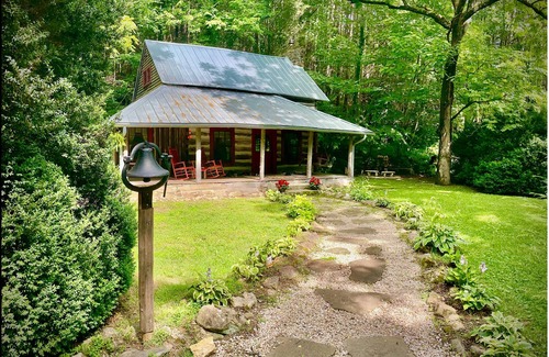 Fairview Cabin | Lissie Wright’s Cabin, Est 1895. Scenic Creek, 7.5 Acres, 15 min to Downtwn AVL