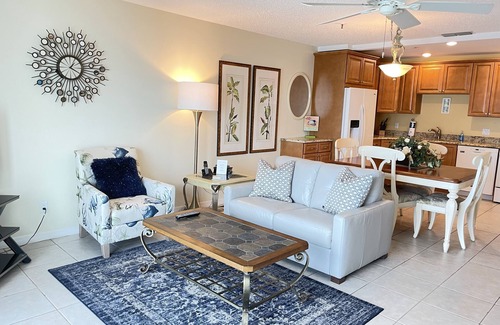 Madeira Beach Condo | Listen to the Waves - Direct Gulf Front - WiFi, Parking Included