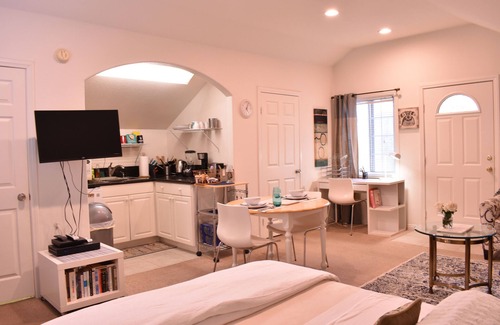 Sherman Oaks House | Lite & Airy Sherman Oaks Studio w/garden, close to Universal Studios.