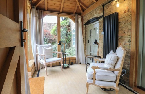 Orwell Cottage | LITTLE BARN, romantic, with a garden in Orwell