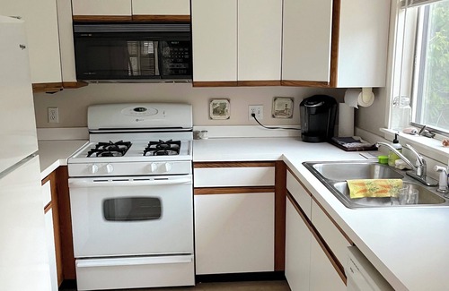 Bay View Cottage | Little Bay Breeze: Charming Vacation Cottage in Petoskey