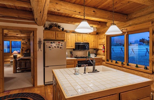 Bozeman Cabin | Little Bear Lodge - Spectacular Views & Wildlife