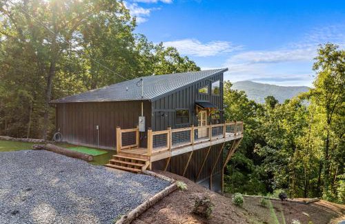 Cosby House | Little Bear Lodge, 3BR2BA private cabin in Cosby, TN Gorgeous outdoor space, fire pit, hot tub