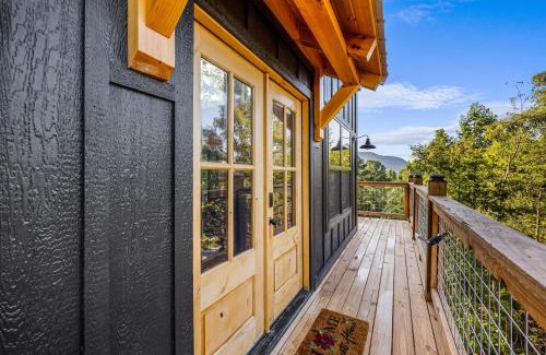 Cosby House | Little Bear Lodge, 3BR2BA private cabin in Cosby, TN Gorgeous outdoor space, fire pit, hot tub