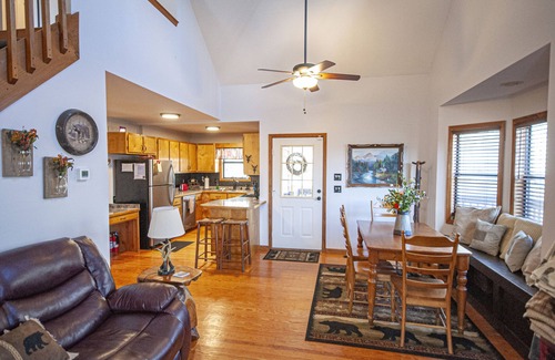 Young Harris Cabin | Little Bear Lodge Vacation Cabin with 2 bedrooms, Internet, and More