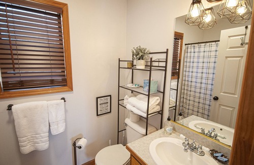 Young Harris Cabin | Little Bear Lodge Vacation Cabin with 2 bedrooms, Internet, and More