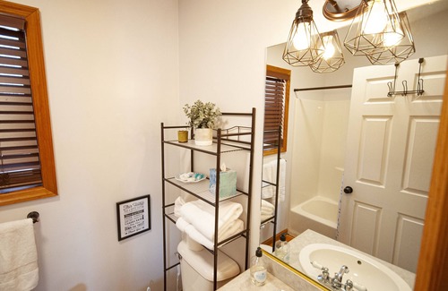 Young Harris Cabin | Little Bear Lodge Vacation Cabin with 2 bedrooms, Internet, and More