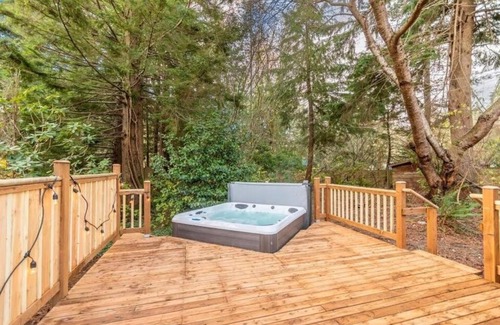 Gold Bar House | Little Bear's Bungalow; Log Cabin w/Mountain views