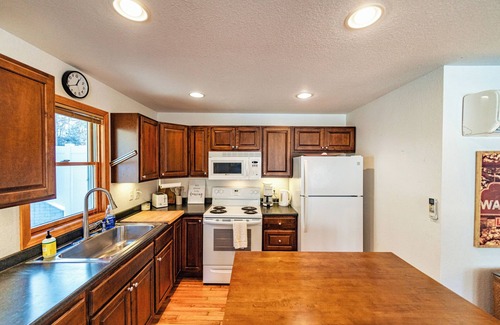 Gravois Mills House | Little Bearcat Bungalow – Stay on Ozark Waterfront