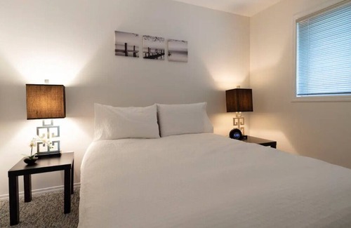 Salt Spring Island House | Little Blue White Cottage 5 min From Main hub Ganges, Ocean, Lakes