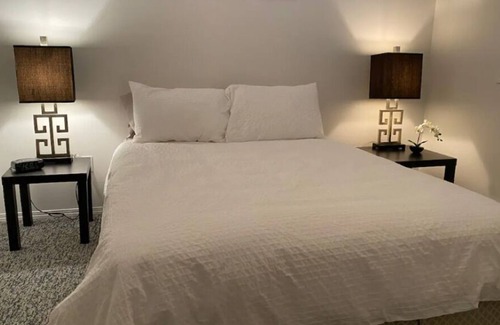 Salt Spring Island House | Little Blue White Cottage 5 min From Main hub Ganges, Ocean, Lakes