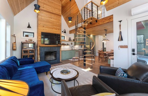 Black Mountain House | Little Bow Cottage | Pet-Friendly, Views & Modern Mountain Home Close to Town!