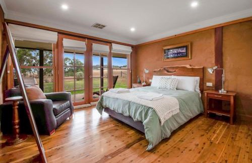Hillgrove House | Little Bunda Cottage - Charming Mudbrick Stay