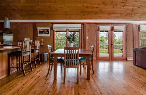 Hillgrove House | Little Bunda Cottage - Charming Mudbrick Stay