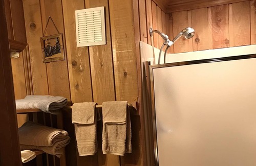 Paradise Estates Cabin | Little Cabin in the Woods. Mt Rainier Nisqually Gate. Cozy cabin for 2