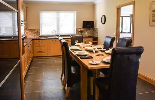 Marybank Cottage | LITTLE CHESTNUT, family friendly, with hot tub in Muir Of Ord