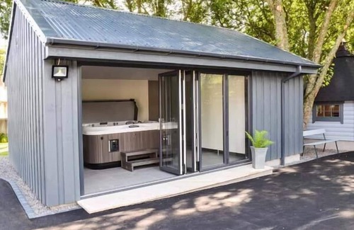 Marybank Cottage | LITTLE CHESTNUT, family friendly, with hot tub in Muir Of Ord