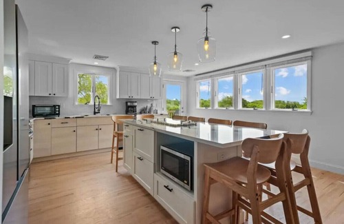Middletown House | Little Creek Retreat - RIBryan Property