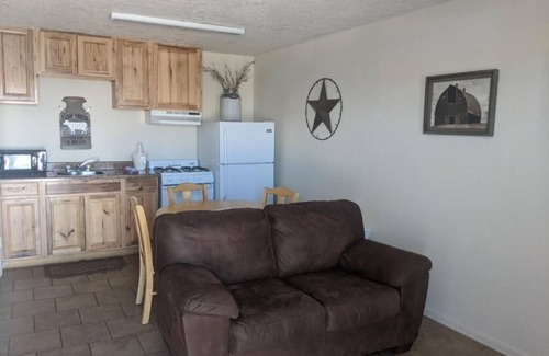 Cottonwood Hotel | Little Daisy Motel