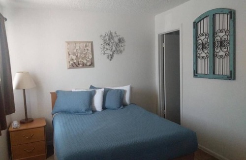 Cottonwood Hotel | Little Daisy Motel