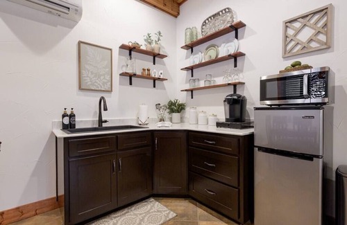 Waco House | Little Dutch Cabin #101 | Pickleball | Soaker Tub