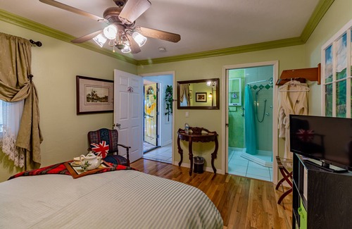 Tallahassee Bed & Breakfast | Little English Guesthouse B&B