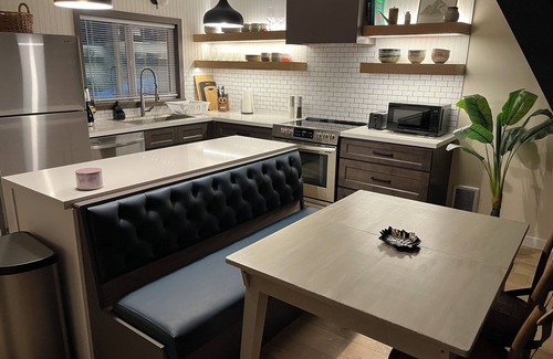 Coram House | Little Giant, concrete builtnSerene 2-bedroom house with WiFi in charming Coram