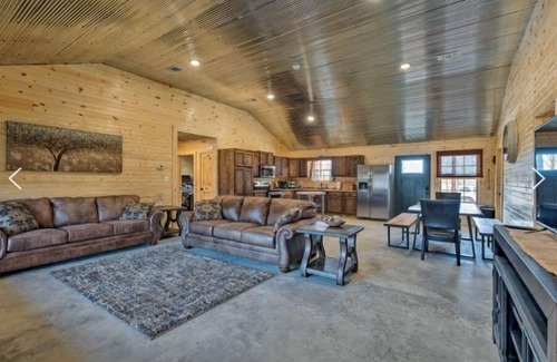 Golden Cabin | Little House on the Prairie 3 Bed Luxury Cabin Mins from Mt. Fork River