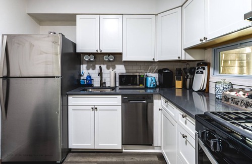 Bloomfield Apartment | Little Italy Lodge-2 Bedroom Stay in Bloomfield