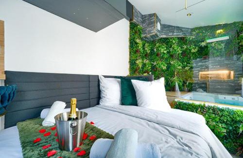 Montgeron Apartment | Little Jungle Jacuzzi