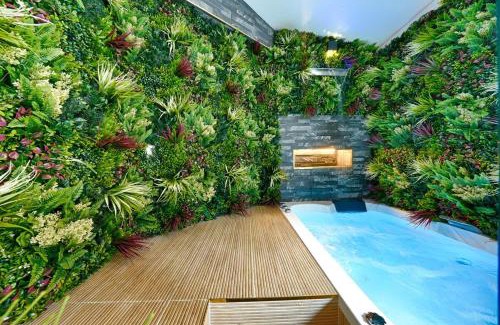 Montgeron Apartment | Little Jungle Jacuzzi