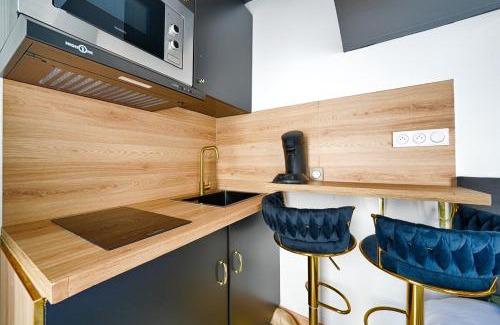 Montgeron Apartment | Little Jungle Jacuzzi