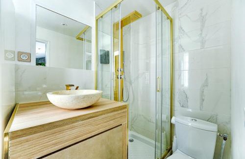 Montgeron Apartment | Little Jungle Jacuzzi
